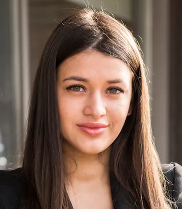 businesswoman-posing